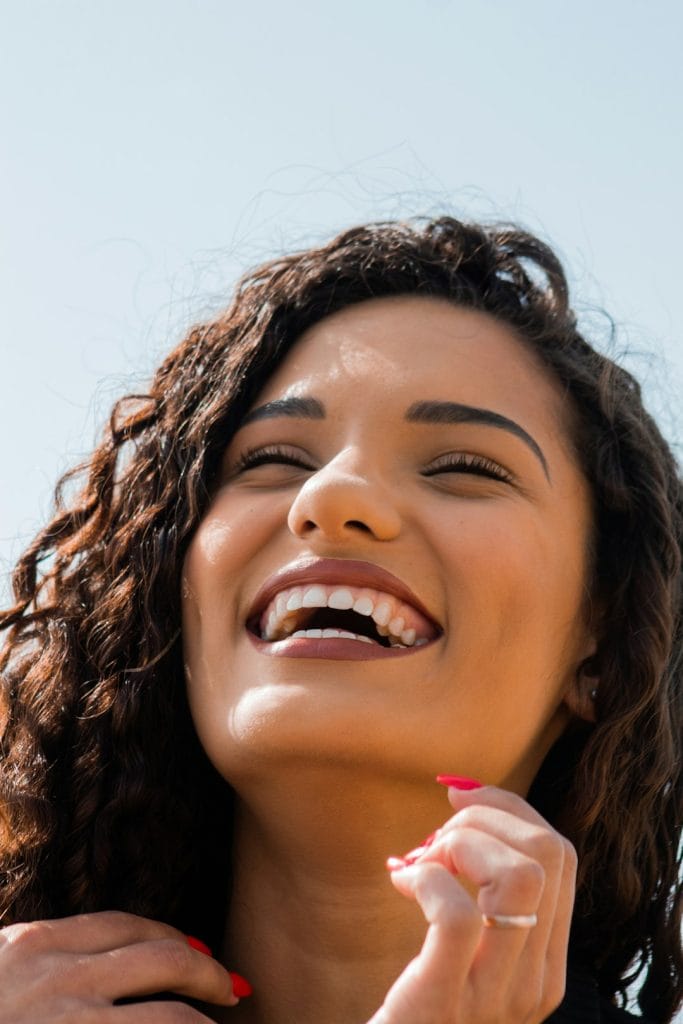 Home woman-with-brown-hair-smiling-ddo0cv4u9gs